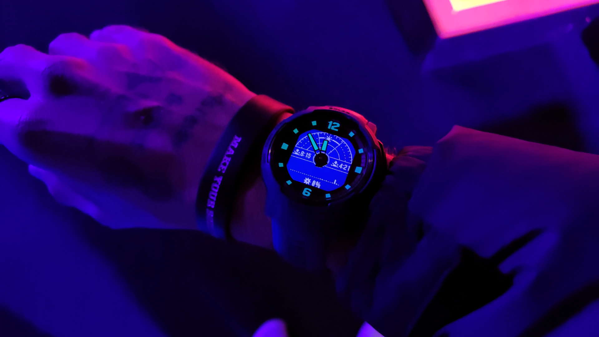 The garmin instinct crossover solar